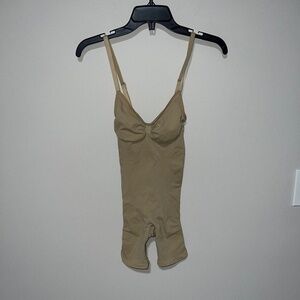 SKIMS SEAMLESS SCULPT MID THIGH BODYSUIT CLAY LARGE